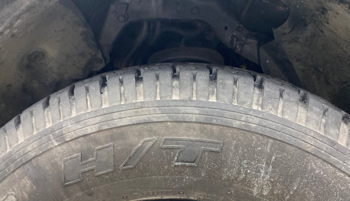 2018 Mahindra TUV300 T8, Diesel, Manual, 1,16,362 km, Left Front Tyre Tread