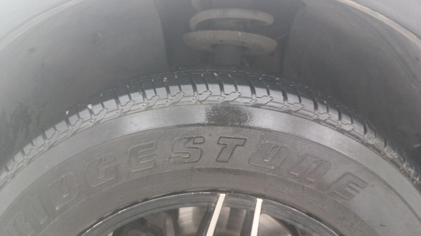 2017 Mahindra XUV500 W6, Diesel, Manual, 76,548 km, Left Front Tyre Tread