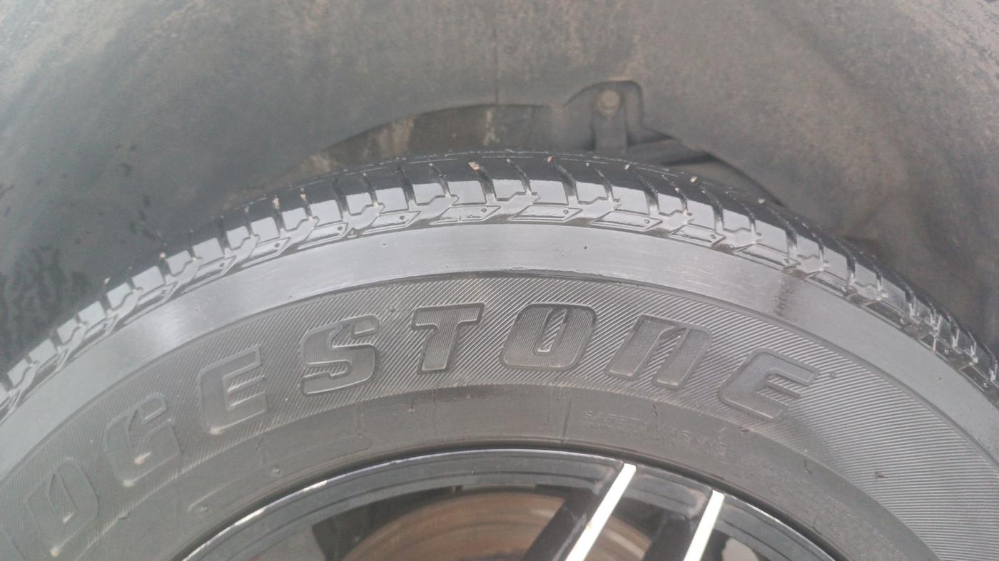 2017 Mahindra XUV500 W6, Diesel, Manual, 76,548 km, Left Rear Tyre Tread