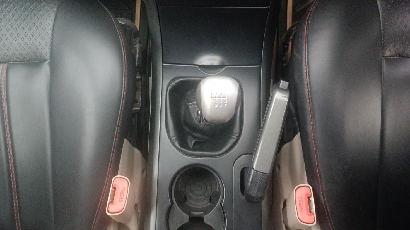2017 Mahindra XUV500 W6, Diesel, Manual, 76,548 km, Gear Lever