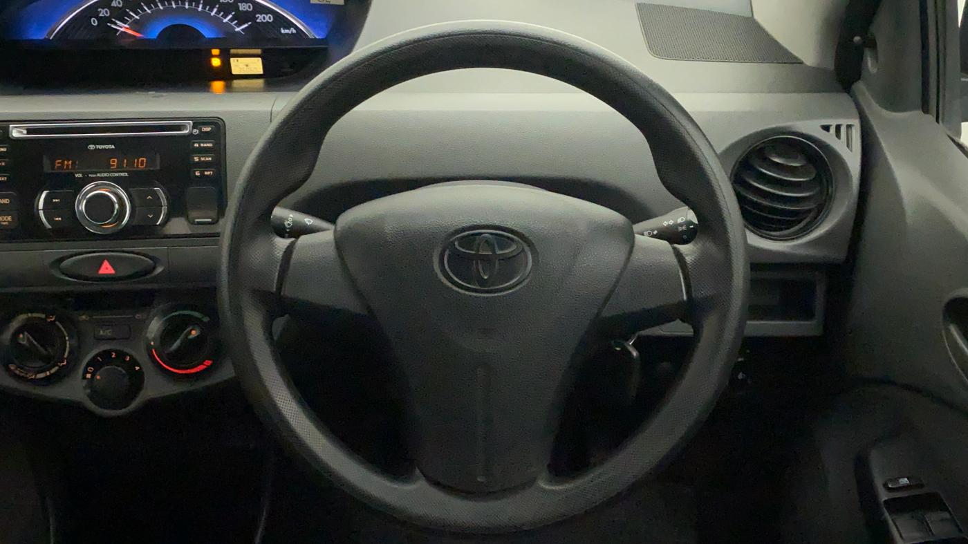 2013 Toyota Etios Liva G, Petrol, Manual, 35,060 km, Steering Wheel Close Up