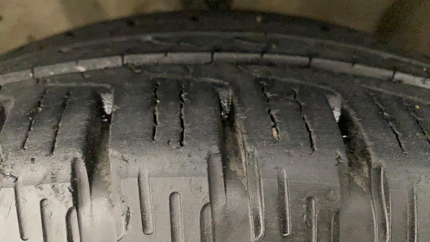 2014 Honda CRV 2.4L 2WD AT, Petrol, Automatic, 1,19,456 km, Left Front Tyre Tread