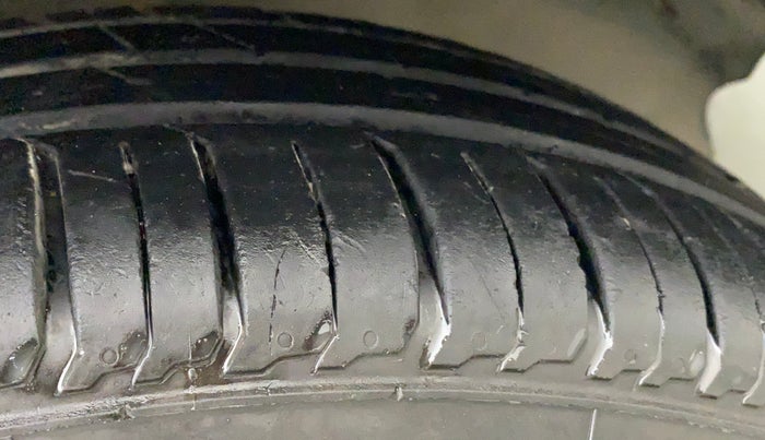 2017 Maruti IGNIS DELTA 1.2, Petrol, Manual, 70,693 km, Right Front Tyre Tread