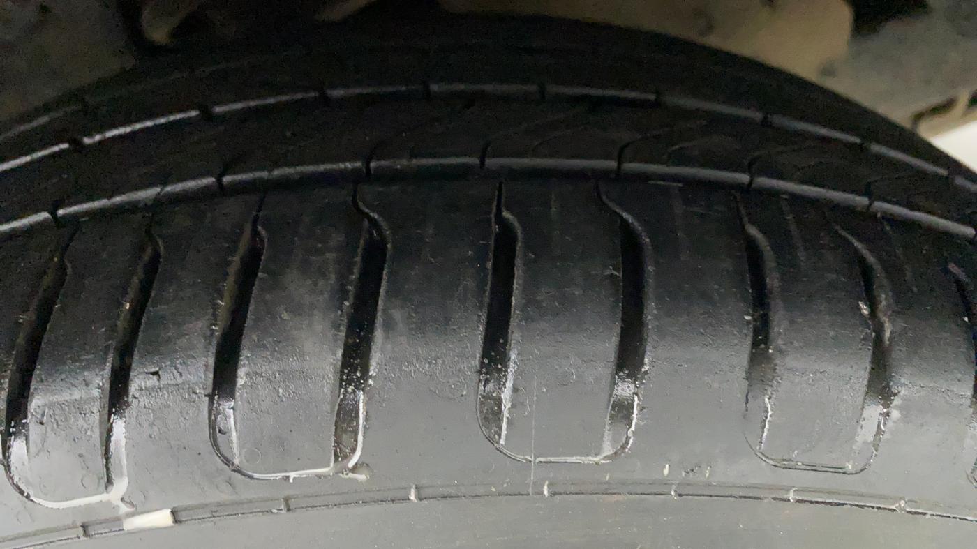 2019 Toyota Innova Crysta 2.8 ZX AT 7 STR, Diesel, Automatic, 49,585 km, Right Front Tyre Tread