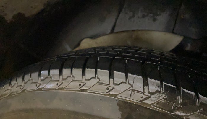 2021 Mahindra XUV500 W7, Diesel, Manual, 93,592 km, Left Rear Tyre Tread