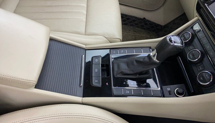 2016 Skoda Superb L&K 1.8 TSI AT, Petrol, Automatic, 70,037 km, Gear Lever