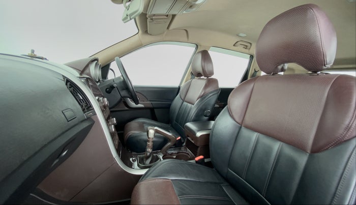 2015 Mahindra XUV500 W8 FWD, Diesel, Manual, 43,416 km, Right Side Front Door Cabin