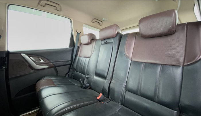 2015 Mahindra XUV500 W8 FWD, Diesel, Manual, 43,416 km, Right Side Rear Door Cabin