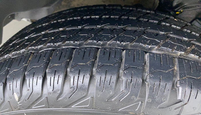 2015 Mahindra XUV500 W8 FWD, Diesel, Manual, 43,416 km, Right Front Tyre Tread