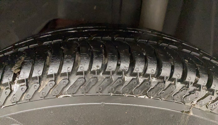 2017 Ford New Figo TITANIUM 1.2 PETROL MT, Petrol, Manual, 34,264 km, Left Rear Tyre Tread