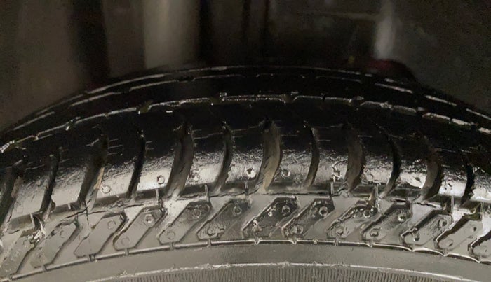 2017 Ford New Figo TITANIUM 1.2 PETROL MT, Petrol, Manual, 34,264 km, Right Rear Tyre Tread