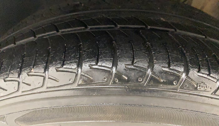 2017 Volkswagen Polo COMFORTLINE 1.2L, Petrol, Manual, 24,981 km, Left Front Tyre Tread