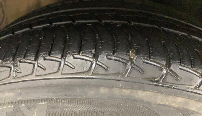 2017 Volkswagen Polo COMFORTLINE 1.2L, Petrol, Manual, 24,981 km, Right Front Tyre Tread