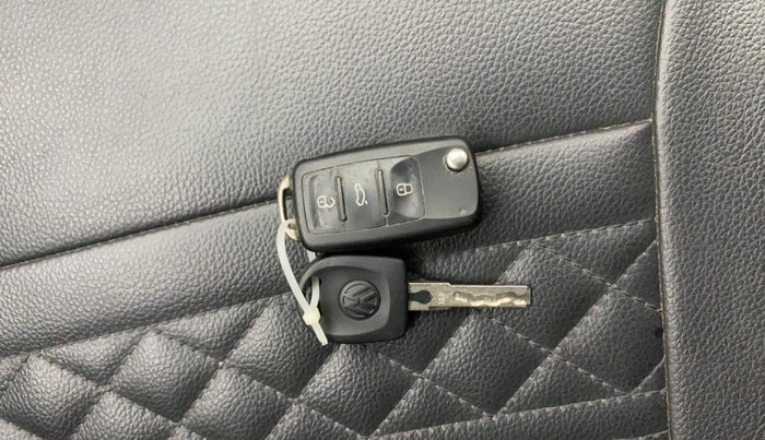 2017 Volkswagen Polo COMFORTLINE 1.2L, Petrol, Manual, 24,981 km, Key Close Up