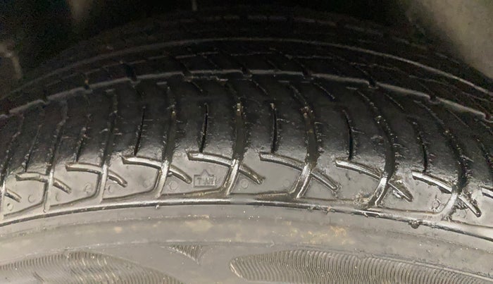 2017 Volkswagen Polo COMFORTLINE 1.2L, Petrol, Manual, 24,981 km, Right Rear Tyre Tread