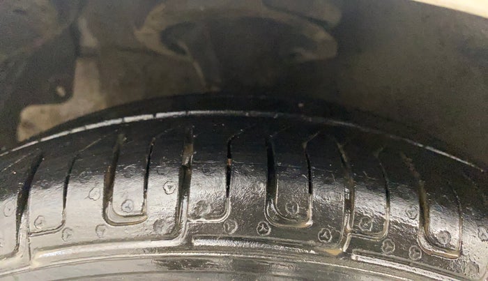 2014 Hyundai Eon 1.0 MAGNA +, Petrol, Manual, 52,140 km, Left Front Tyre Tread