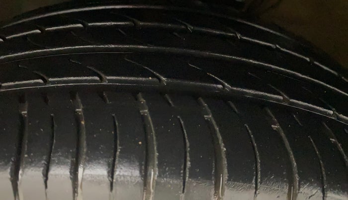 2017 Volkswagen Ameo HIGHLINE1.5L, Diesel, Manual, 1,30,721 km, Left Front Tyre Tread