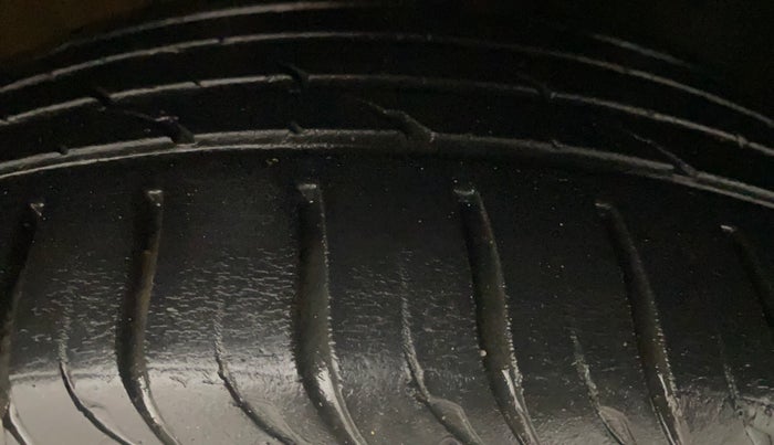 2017 Volkswagen Ameo HIGHLINE1.5L, Diesel, Manual, 1,30,721 km, Right Front Tyre Tread