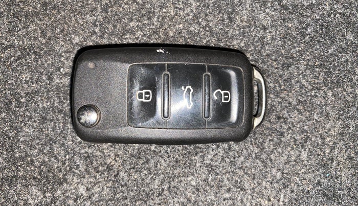 2017 Volkswagen Ameo COMFORTLINE 1.2L, Petrol, Manual, 19,495 km, Key Close Up