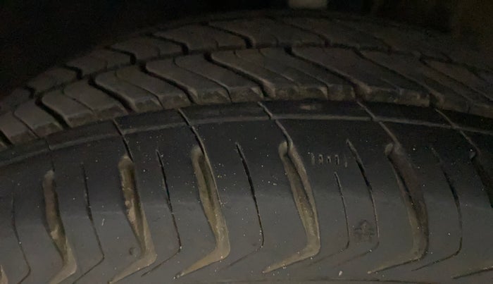 2017 Volkswagen Ameo COMFORTLINE 1.2L, Petrol, Manual, 19,495 km, Left Front Tyre Tread