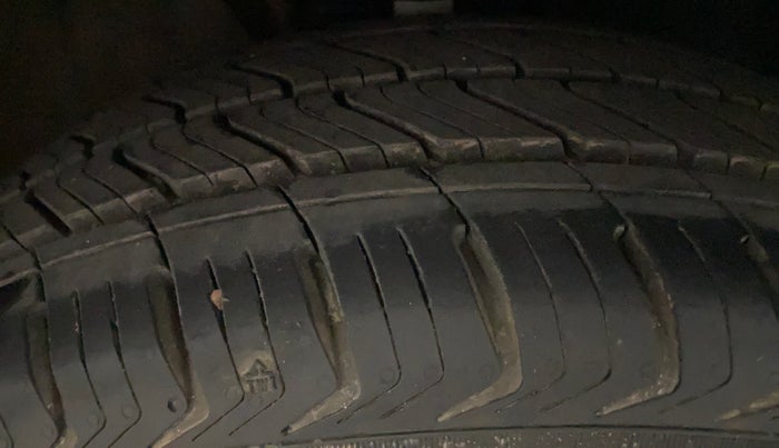 2017 Volkswagen Ameo COMFORTLINE 1.2L, Petrol, Manual, 19,495 km, Right Front Tyre Tread