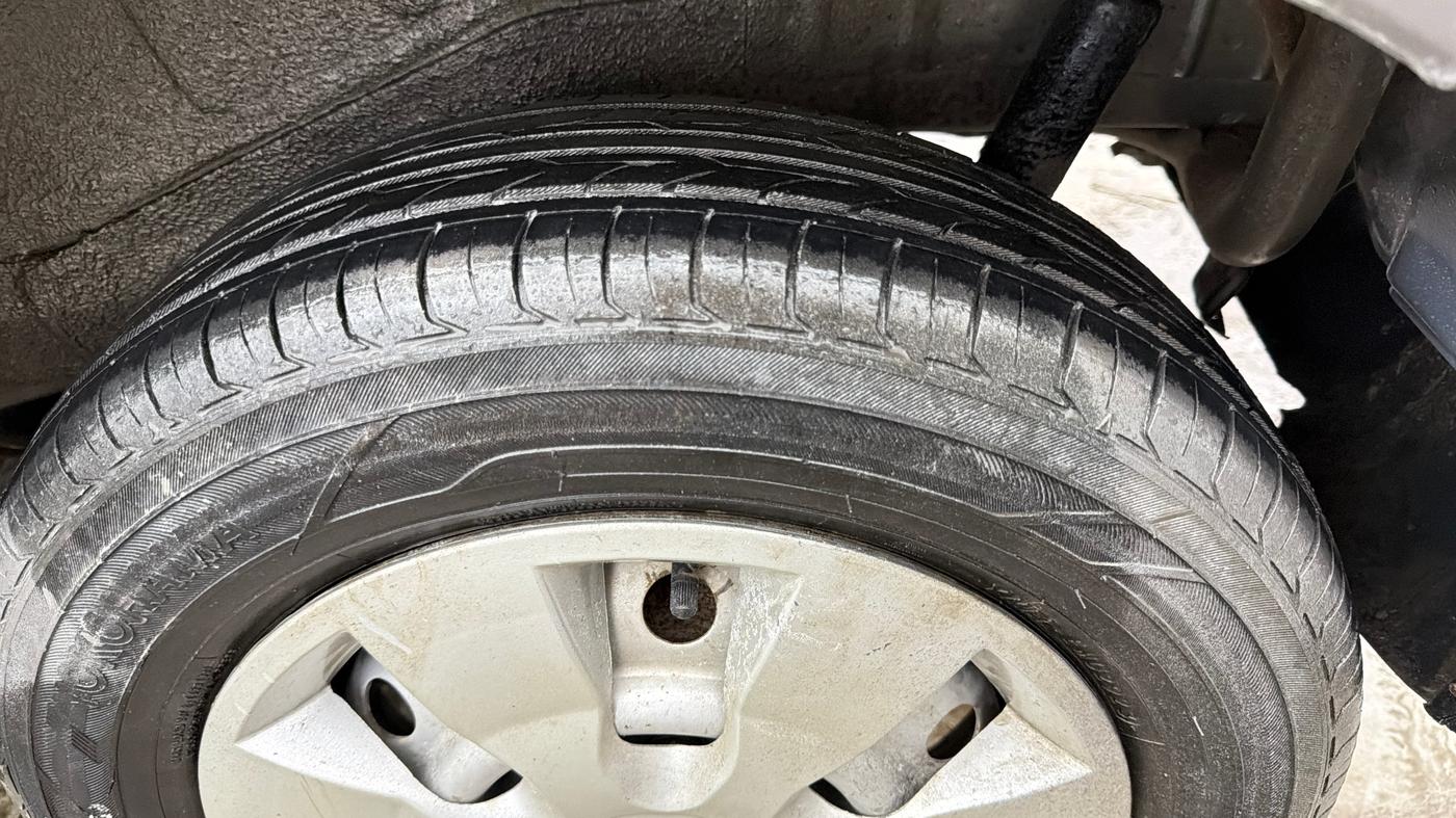 2015 Maruti Wagon R 1.0 LXI, CNG, Manual, 74,541 km, Left Rear Tyre Tread