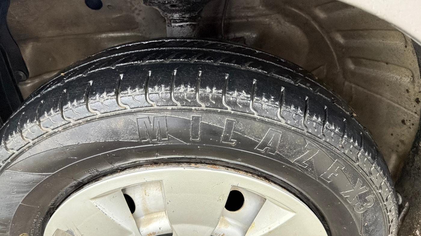 2015 Maruti Wagon R 1.0 LXI, CNG, Manual, 74,541 km, Left Front Tyre Tread