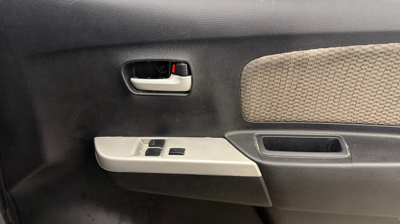 2015 Maruti Wagon R 1.0 LXI, CNG, Manual, 74,541 km, Driver Side Door Panels Control
