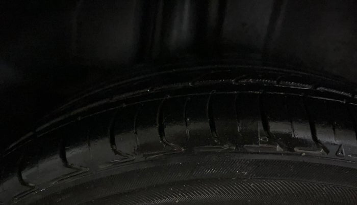 2019 Maruti Ciaz ALPHA  AT 1.5 SHVS PETROL, Petrol, Automatic, 85,193 km, Right Rear Tyre Tread