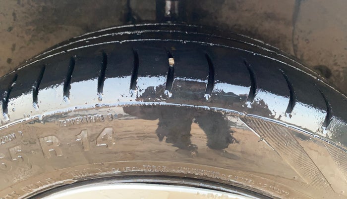 2014 Hyundai Xcent S 1.2, Petrol, Manual, 1,29,125 km, Right Front Tyre Tread