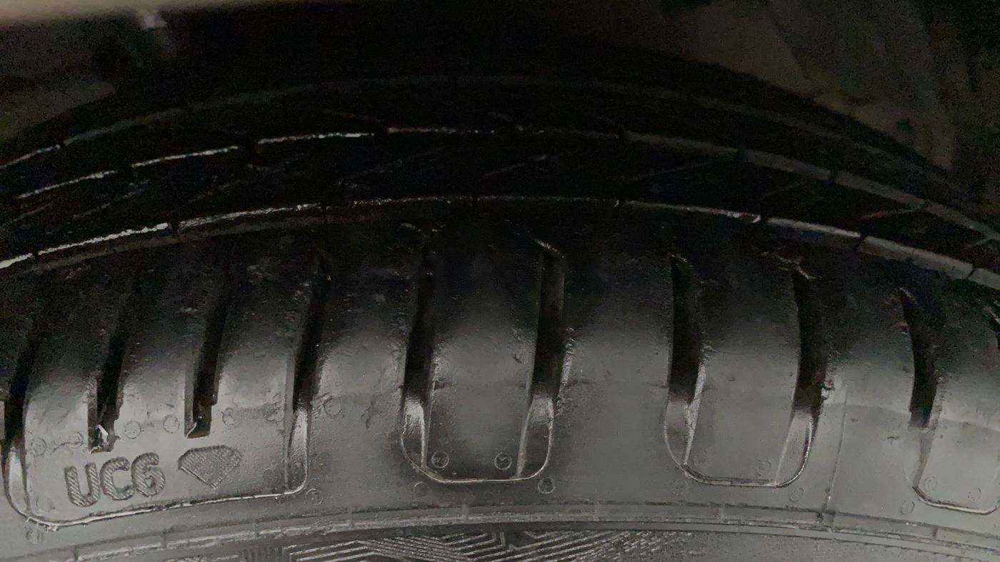 2014 Maruti Ciaz ZDI, Diesel, Manual, 1,19,250 km, Left Front Tyre Tread