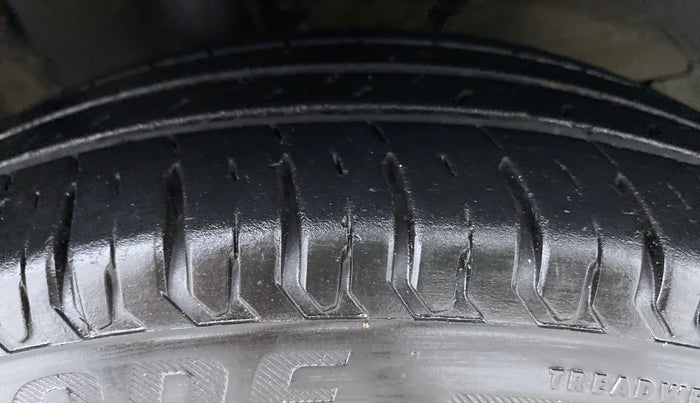 2020 Maruti Dzire VXI, Petrol, Manual, 17,573 km, Right Front Tyre Tread