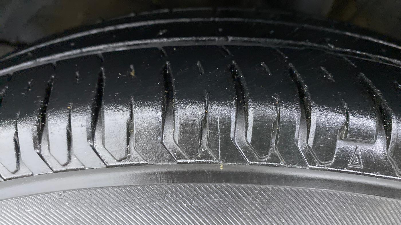 2020 Maruti Dzire VXI, Petrol, Manual, 17,573 km, Left Front Tyre Tread