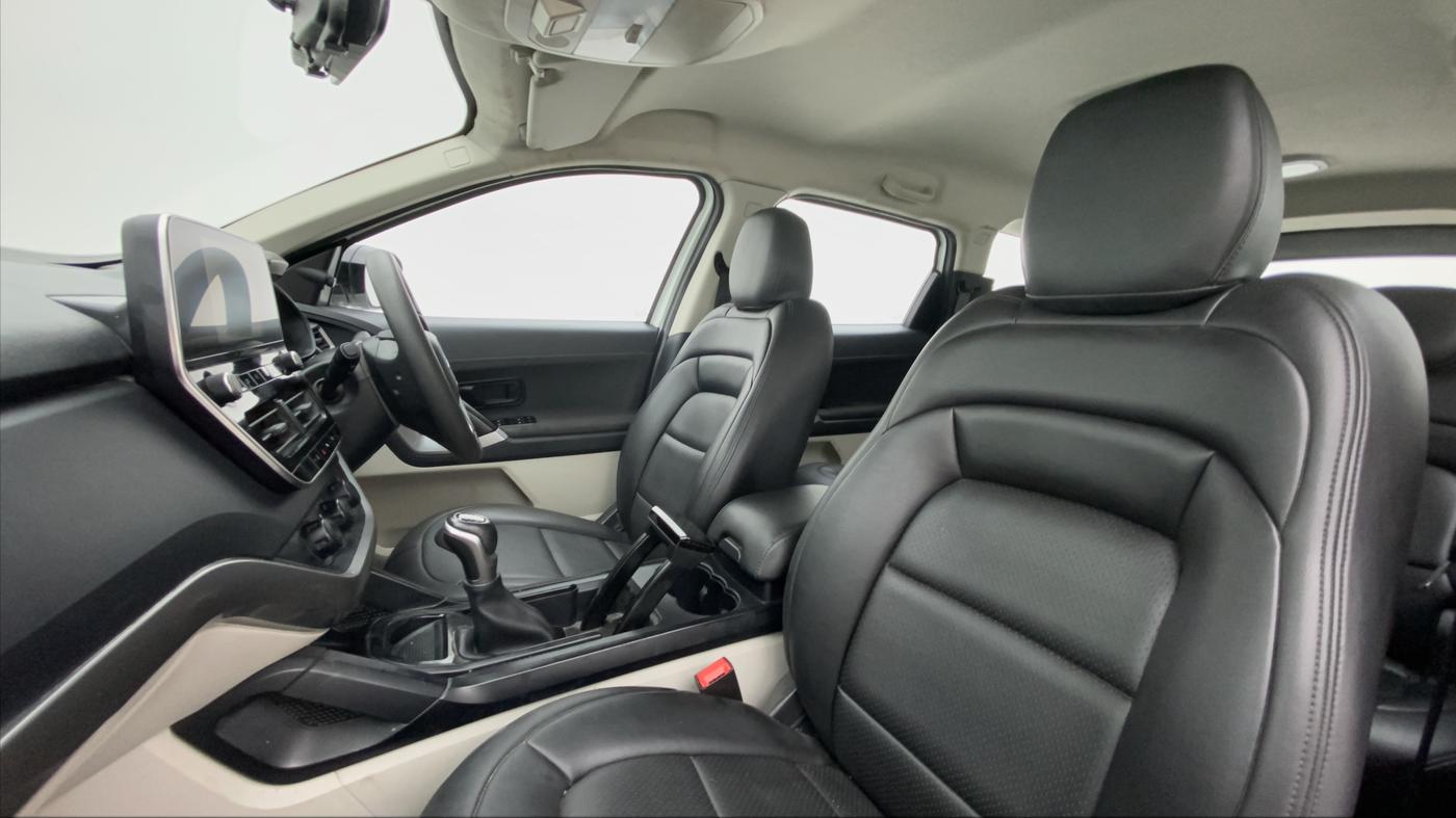 2021 Tata Safari XMA, Diesel, Automatic, 61,543 km, Right Side Front Door Cabin
