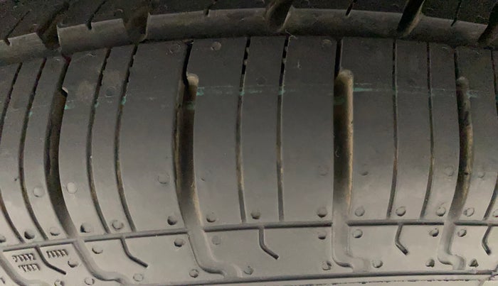 2017 Maruti Swift VDI ABS, Diesel, Manual, 49,691 km, Left Front Tyre Tread