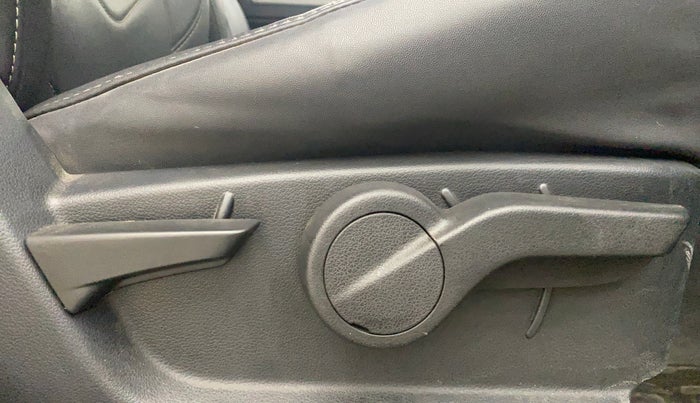 2021 Mahindra Thar LX PETROL HT 4WD AT, Petrol, Automatic, 26,348 km, Driver Side Adjustment Panel