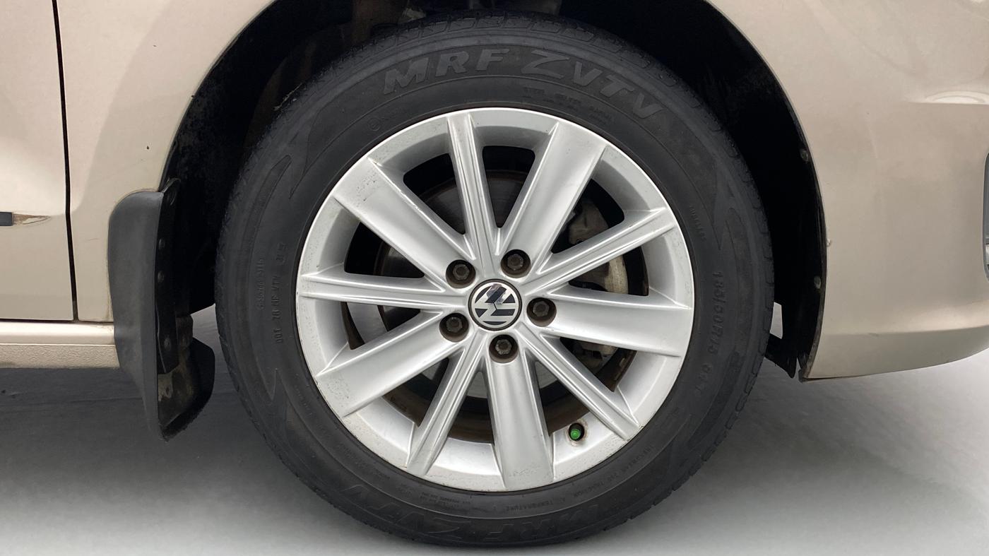 2015 Volkswagen Vento HIGHLINE PETROL, Petrol, Manual, 47,975 km, Right Front Wheel