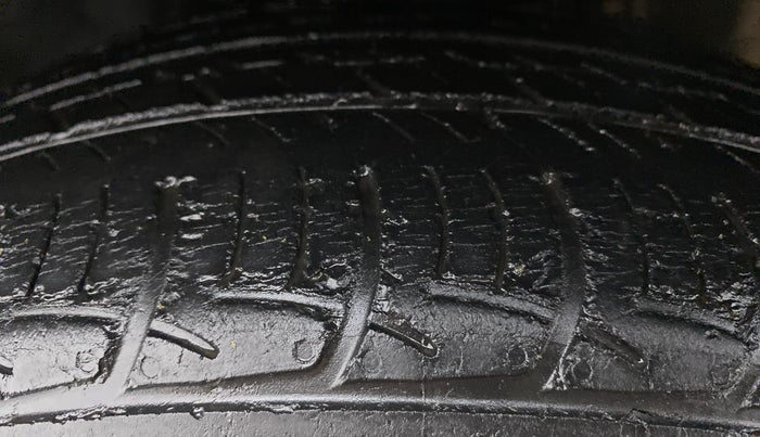 2015 Volkswagen Vento HIGHLINE PETROL, Petrol, Manual, 47,975 km, Left Front Tyre Tread