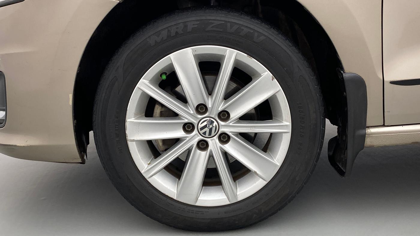 2015 Volkswagen Vento HIGHLINE PETROL, Petrol, Manual, 47,975 km, Left Front Wheel