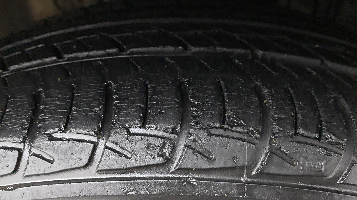2015 Volkswagen Vento HIGHLINE PETROL, Petrol, Manual, 47,975 km, Right Front Tyre Tread