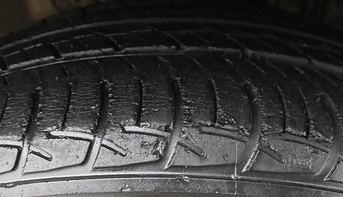 2015 Volkswagen Vento HIGHLINE PETROL, Petrol, Manual, 47,975 km, Right Front Tyre Tread