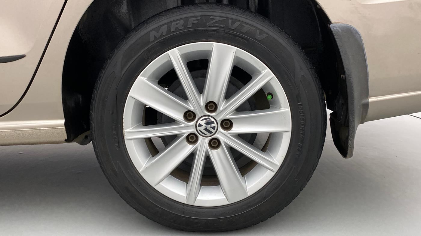 2015 Volkswagen Vento HIGHLINE PETROL, Petrol, Manual, 47,975 km, Left Rear Wheel