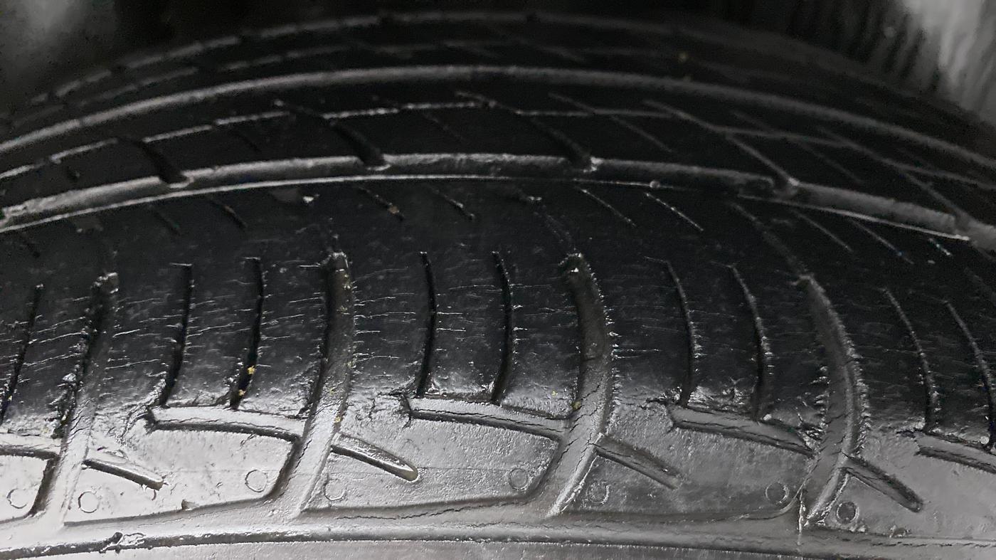 2015 Volkswagen Vento HIGHLINE PETROL, Petrol, Manual, 47,975 km, Right Rear Tyre Tread