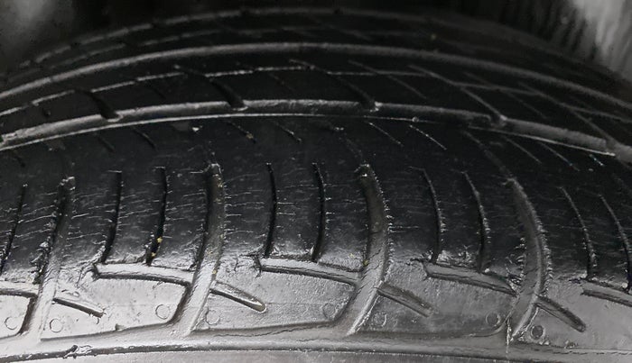 2015 Volkswagen Vento HIGHLINE PETROL, Petrol, Manual, 47,975 km, Right Rear Tyre Tread