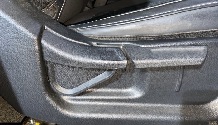 2023 KIA CARENS PRESTIGE PLUS 1.5 PETROL IMT 7 STR, Petrol, Manual, 5,561 km, Driver Side Adjustment Panel