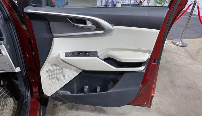 2023 KIA CARENS PRESTIGE PLUS 1.5 PETROL IMT 7 STR, Petrol, Manual, 5,561 km, Driver Side Door Panels Control