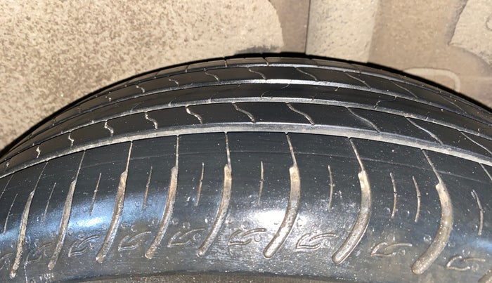 2023 KIA CARENS PRESTIGE PLUS 1.5 PETROL IMT 7 STR, Petrol, Manual, 5,561 km, Left Rear Tyre Tread