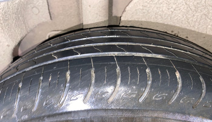 2023 KIA CARENS PRESTIGE PLUS 1.5 PETROL IMT 7 STR, Petrol, Manual, 5,561 km, Right Rear Tyre Tread