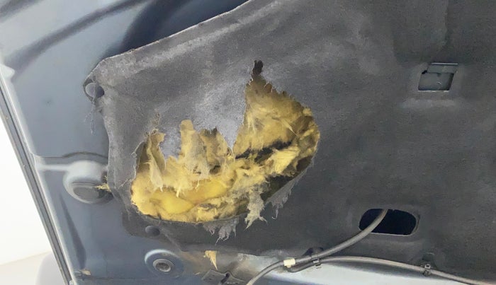 2015 Nissan Terrano XE (D), Diesel, Manual, 94,647 km, Bonnet (hood) - Insulation cover has minor damage