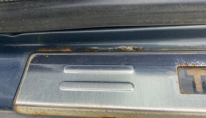 2015 Nissan Terrano XE (D), Diesel, Manual, 94,647 km, Left running board - Slight discoloration